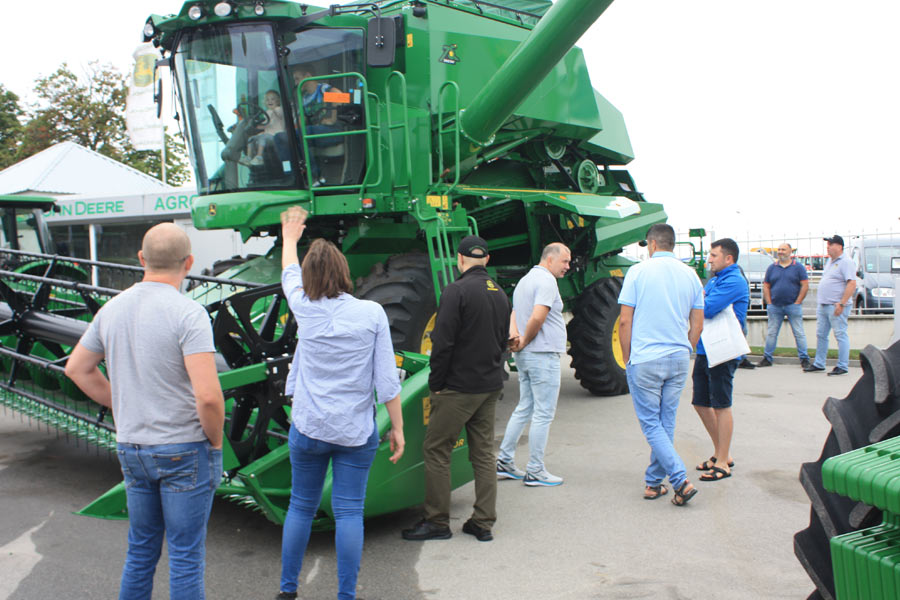 Fermierilor din zona centrală a Moldovei a fost prezentată tehnica John Deere